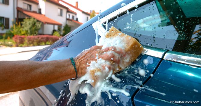 Hohe Bußgelder drohen: Darum solltet ihr euer Auto nicht daheim waschen