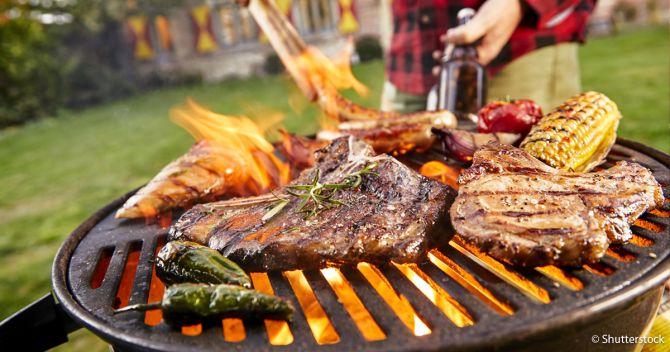 Alltags-Tipp verhindert, dass Fleisch am Grillrost klebt