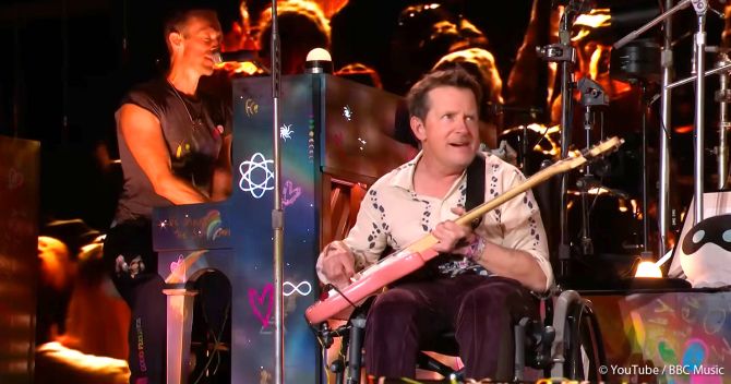 Emotionaler Auftritt von Coldplay mit Michael J. Fox