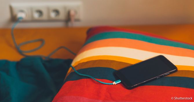 Experten warnen: Darum sollte man das Handy nie am Bett laden